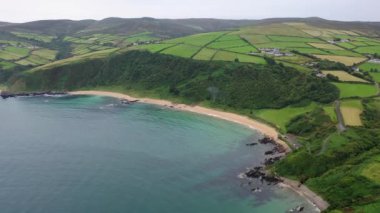 İrlanda 'nın Donegal ilçesindeki Kinnagoe Körfezi' nin hava manzarası.