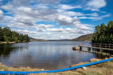 Lough Anna 'daki pompa istasyonu, Glenties ve Ardara için içme suyu kaynağı - County Donegal, İrlanda.