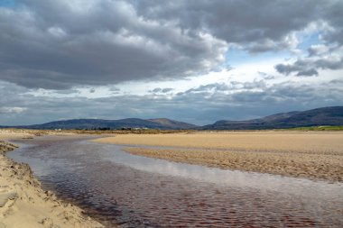 Donegal 'de Ardara ile Portnoo arasında Sheskinmore Doğa Koruma Alanı' ndan Ballinravey Caddesi 'ne akan akarsu.