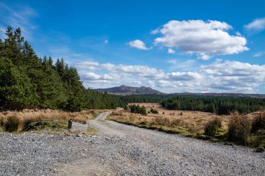 Lough Anna 'dan gelen mavi su borusu, Glenties ve Ardara' nın içme suyu kaynağı - İrlanda 'nın Donegal ilçesi -.