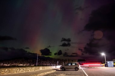 Aurora Borealis, kuzey ışıkları Portnoo, Donegal, İrlanda 'da ortaya çıkıyor.