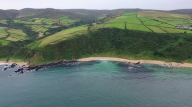 İrlanda 'nın Donegal ilçesindeki Kinnagoe Körfezi' nin hava manzarası.