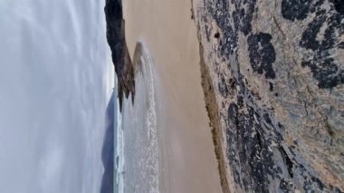 Rosbeg, County DOnegal, İrlanda 'daki güzel Tramore plajı-