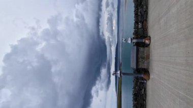 İki dürbünlü teleskop Portnoo, Narin plaj manzaralı, İrlanda.