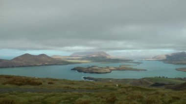 İrlanda 'da Kerry Halkası' ndaki Valentia Adası 'na bakış açısıyla, Vahşi Atlantik Yolu.