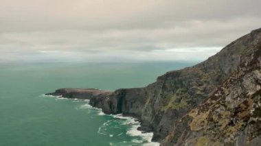 Valentia Adası, Kerry County, İrlanda 'daki Geokaun Dağı ve Fogher Kayalıkları' nın muhteşem manzarası.