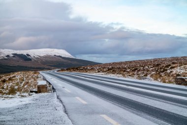 R251 kışın dondu - İrlanda Donegal İlçesi.