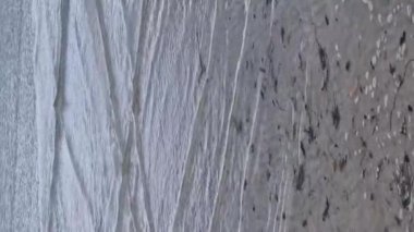Dalgalar sahilden geçen iki farklı yerden geliyor..