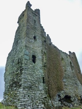 Cahersiveen yakınlarındaki Ballycarberry Şatosu, Kerry ilçesi, İrlanda
