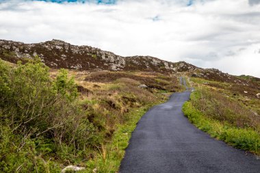 Meencross ve Crohy Head arasındaki kıyı yolu Dungloe, County Donegal - İrlanda.