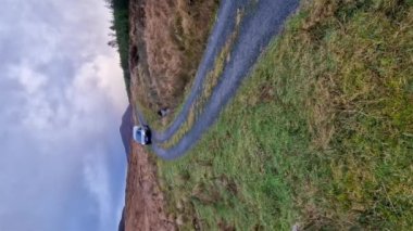 DOOBIN, İKİ DONEGAL, IRELAND - 27 Nisan 2024: Van Bluestack yolundan geçiyor.
