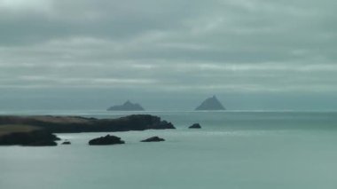 Kerry, İrlanda 'daki Skellig adalarının kıyı manzarası.