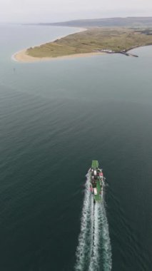 Lough Foyle Feribotunun Kuzey İrlanda 'daki Magilligan ile Greencastle arasındaki hava görüntüsü, Donegal County, İrlanda.