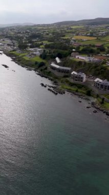 İrlanda 'nın Donegal ilçesindeki Greencastle olarak da bilinen Northburgh kalesinin hava görüntüsü..