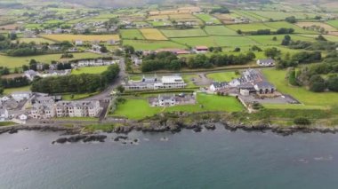 İrlanda 'nın Donegal ilçesindeki Greencastle olarak da bilinen Northburgh kalesinin hava görüntüsü..
