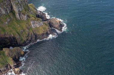 Donegal vahşi atlantik yolunda boynuz kafa kayalıkların havadan görünümü - İrlanda
