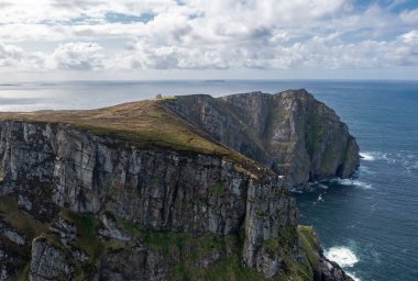 Donegal vahşi atlantik yolunda boynuz kafa kayalıkların havadan görünümü - İrlanda