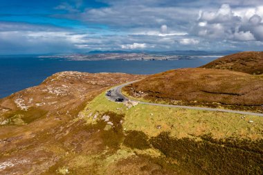 Horn Head 'in uçurumlarının Donegal-İrlanda' daki vahşi Atlantik yolundaki havadan bakış açısı