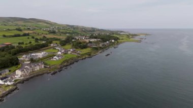 İrlanda 'nın Donegal ilçesindeki Greencastle olarak da bilinen Northburgh kalesinin hava görüntüsü..