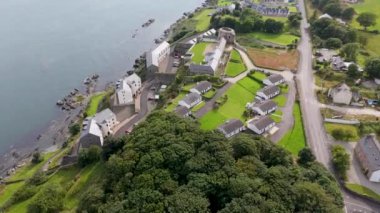 İrlanda 'nın Donegal ilçesindeki Greencastle olarak da bilinen Northburgh kalesinin hava görüntüsü..