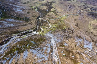 Muckish Dağı 'nın havadan görünüşü ve Donegal' de madencilerin yolu denilen patika. İrlanda.
