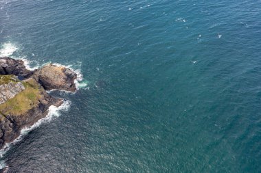 Donegal vahşi atlantik yolunda boynuz kafa kayalıkların havadan görünümü - İrlanda