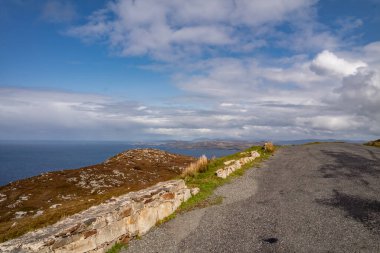 İrlanda 'nın Donegal ilçesindeki Horn Head uçurumlarına bakın..
