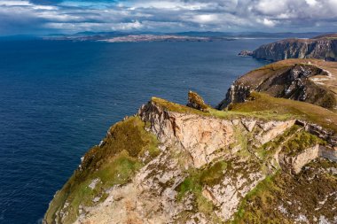 Donegal vahşi atlantik yolunda boynuz kafa kayalıkların havadan görünümü - İrlanda