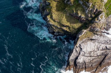 Donegal vahşi atlantik yolunda boynuz kafa kayalıkların havadan görünümü - İrlanda
