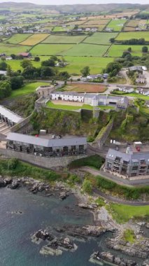 İrlanda 'nın Donegal ilçesindeki Greencastle olarak da bilinen Northburgh kalesinin hava görüntüsü..