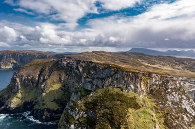 Donegal vahşi atlantik yolunda boynuz kafa kayalıkların havadan görünümü - İrlanda