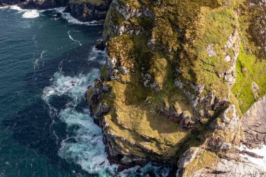 Donegal vahşi atlantik yolunda boynuz kafa kayalıkların havadan görünümü - İrlanda