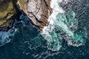 Donegal vahşi atlantik yolunda boynuz kafa kayalıkların havadan görünümü - İrlanda