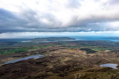 Muckish Dağı 'nın havadan görünüşü ve Donegal' de madencilerin yolu denilen patika. İrlanda.