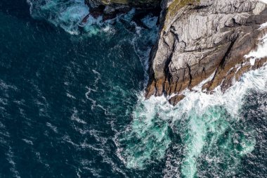 Donegal vahşi atlantik yolunda boynuz kafa kayalıkların havadan görünümü - İrlanda
