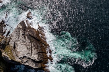 Donegal vahşi atlantik yolunda boynuz kafa kayalıkların havadan görünümü - İrlanda