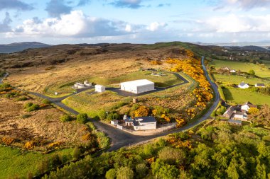 İrlanda Cumhuriyeti 'nin Donegal ilçesindeki Kildarragh' daki su arıtma tesisinin hava görüntüsü.