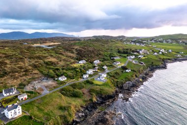 Akşam karanlığında Portnoo 'nun havadan görünüşü, Donegal İlçesi, İrlanda.
