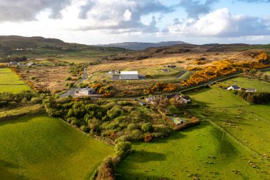 İrlanda Cumhuriyeti 'nin Donegal ilçesindeki Kildarragh' daki su arıtma tesisinin hava görüntüsü.