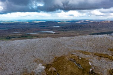 Donegal ilçesindeki Muckish Dağı 'nın tepesinin havadan görüntüsü. İrlanda.