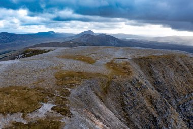 Donegal ilçesindeki Muckish Dağı 'nın tepesinin havadan görüntüsü. İrlanda.