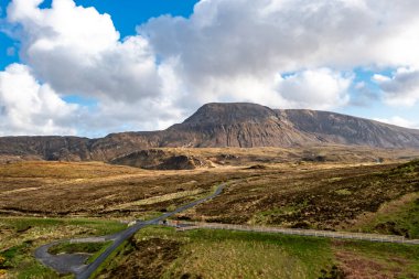 İrlanda 'nın Donegal ilçesindeki Muckish demiryolu yürüyüşünün hava manzarası.