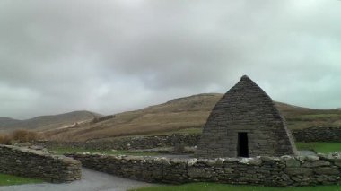 İrlanda 'nın en iyi korunmuş erken dönem Hıristiyan kilisesi olan Dingle' daki Gallarus Oratory, Co.