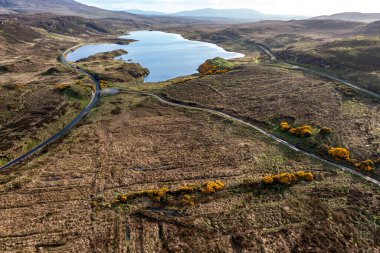 İrlanda 'nın Donegal ilçesindeki Muckish demiryolu yürüyüşünün hava manzarası.