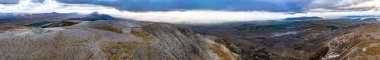 Donegal ilçesindeki Muckish Dağı 'nın tepesinin havadan görüntüsü. İrlanda.