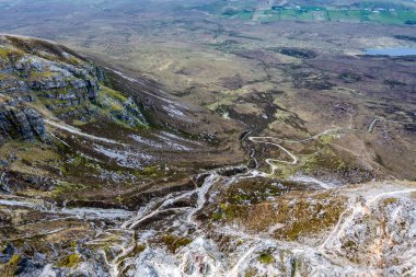 Muckish Dağı 'nın havadan görünüşü ve Donegal' de madencilerin yolu denilen patika. İrlanda.