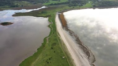 Donegal, İrlanda 'da Portnoo tarafındaki Ballyiriston plajının hava manzarası..