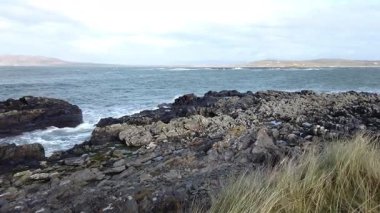 Güçlü dalgalar Carrickfad 'da kayalara çarpıyor. Portnoo, County Donegal, İrlanda.