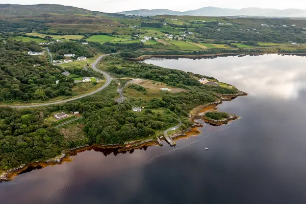 İrlanda 'nın Donegal ilçesindeki Gweebarra körfezindeki eski Lettermacaward feribot iskelesi..