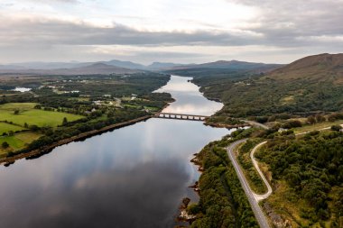 İrlanda Cumhuriyeti Donegal İlçesi 'ndeki Gweebarra Körfezi üzerindeki köprünün havası..